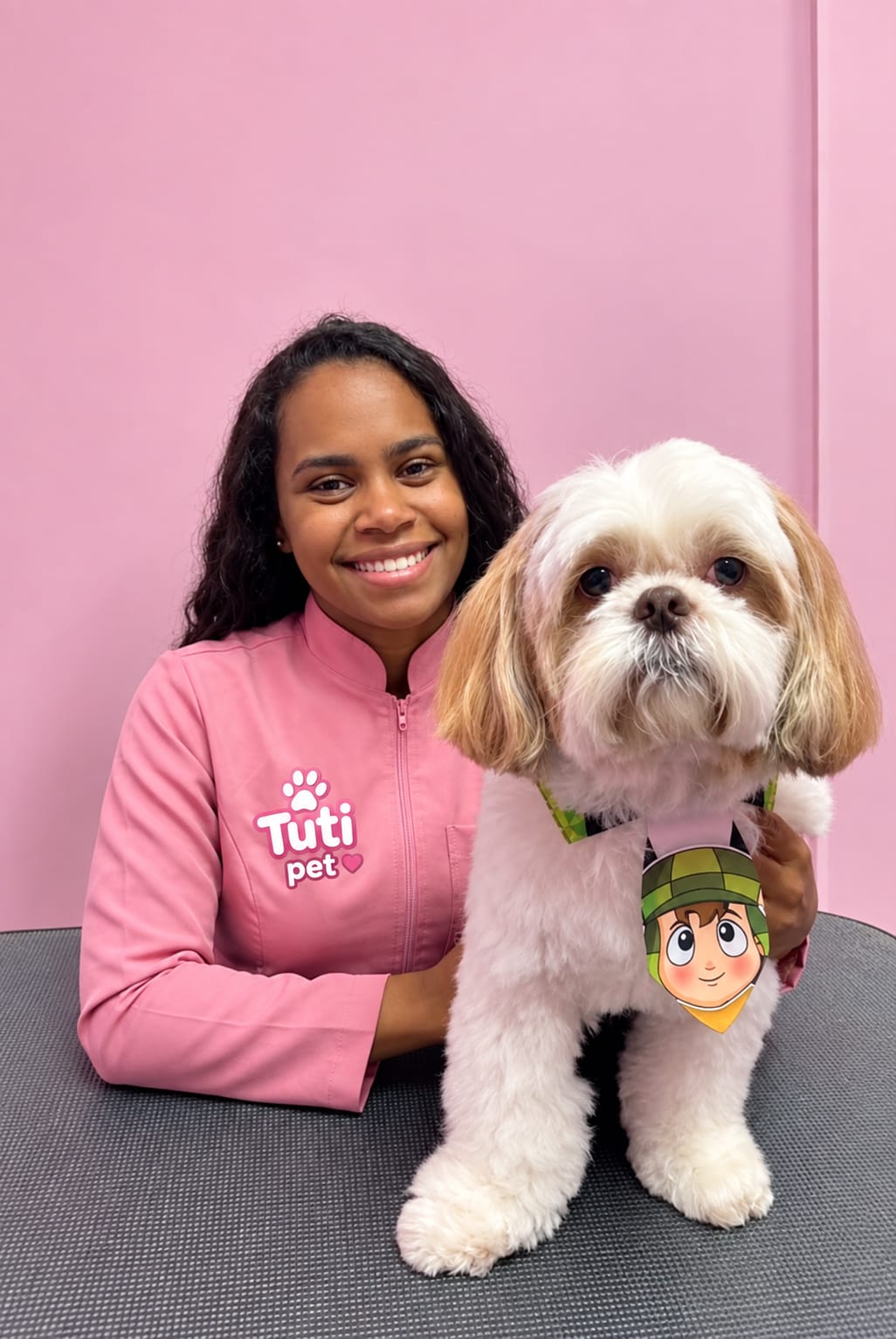 Viviane Santos, proprietária da TUTIPET, sorrindo ao lado de um cão da raça Shih Tzu após o banho e tosa